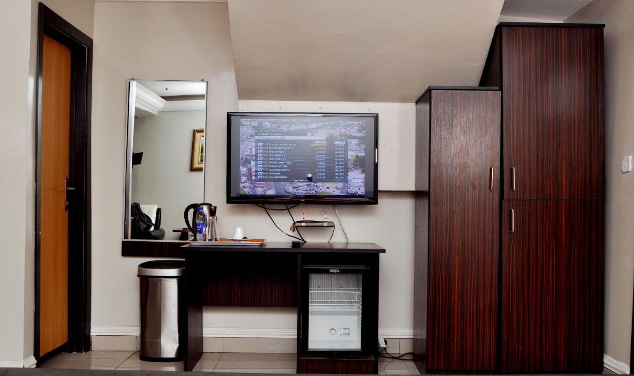 Primal Hotel Isaac John Gra Ikeja Buitenkant foto